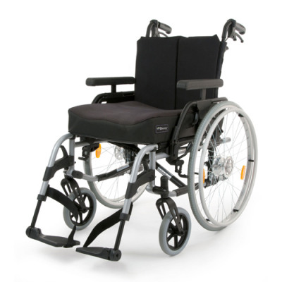 Invalidní vozík s brzdami pro doprovod foto